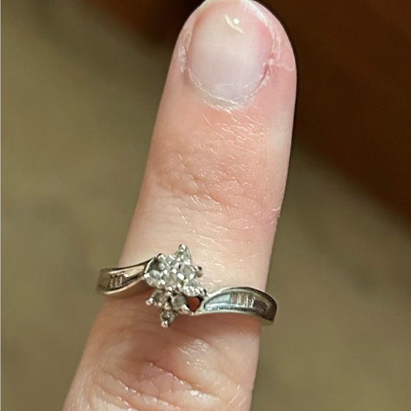 10k Gold Diamond Cluster Ring - Picture 2 of 7